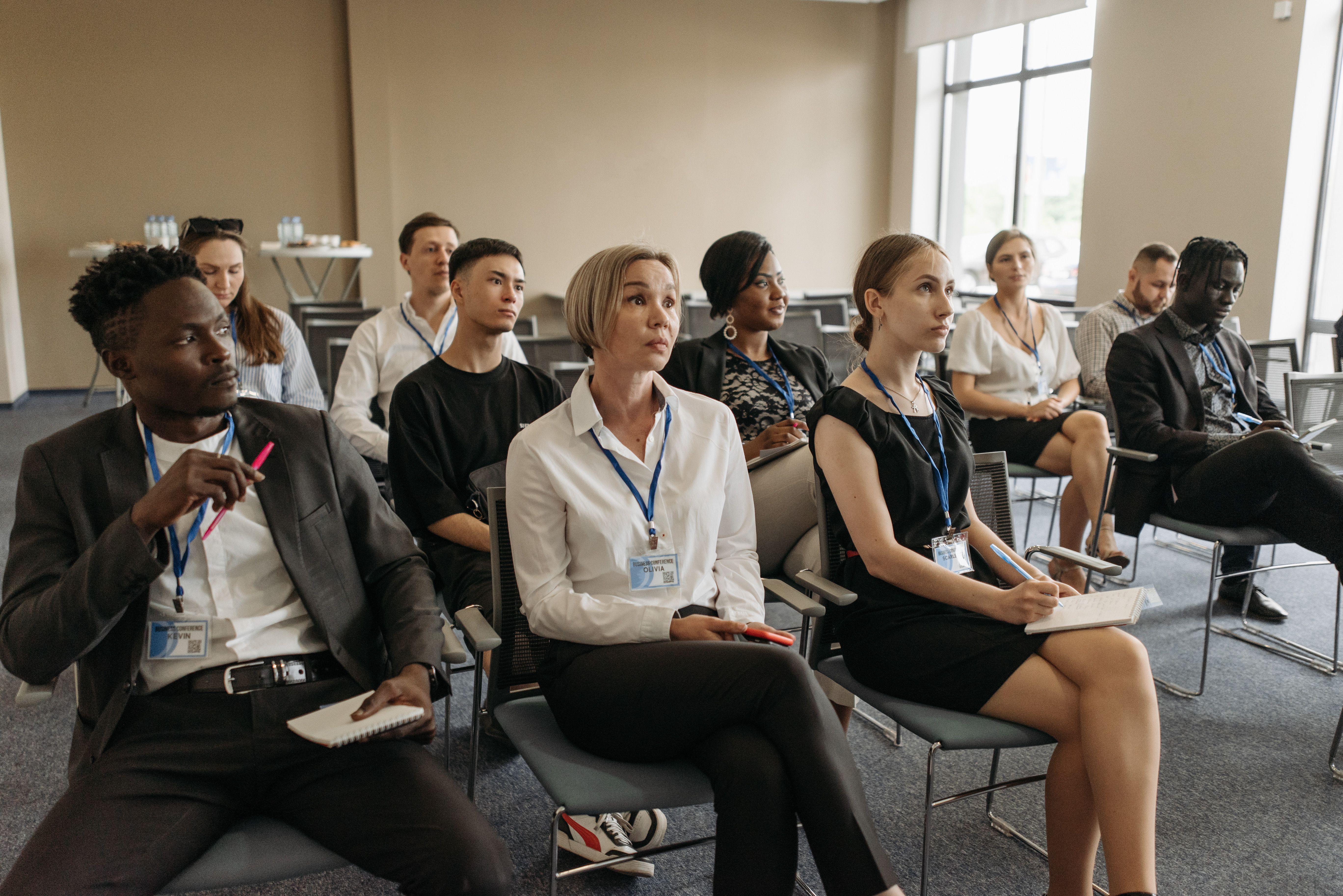 Un public attentif suit un atelier de sensibilisation dans une salle de formation.