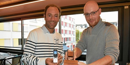 Édouard Betegnie et William Govelo, de la Jeune chambre économique du pays de Lorient, présentent la Carte sonore dans un restaurant.