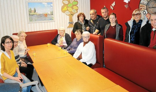 Résidents de l'Ehpad Les Hermines et membres de l'association Céciweb réunis autour d'une table, à l'occasion de la signature de la convention de partenariat.