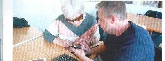 Danielle, malvoyante, s'entraîne à utiliser les commandes vocales de son smartphone aux côtés d'un formateur Céciweb, lors d'un atelier à la médiathèque François Mitterrand.